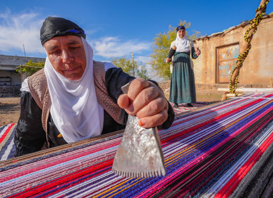 Diyarbakır’da asırlık yöntemle kilim dokuyor 1